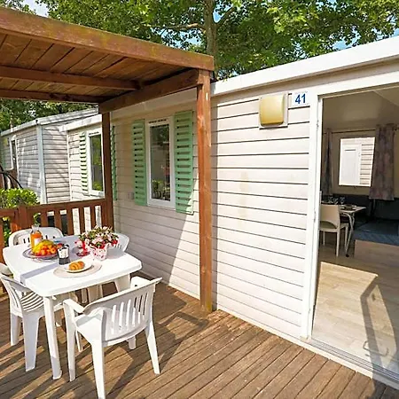 Szálloda Happy Camp Mobile Homes In Park Umag